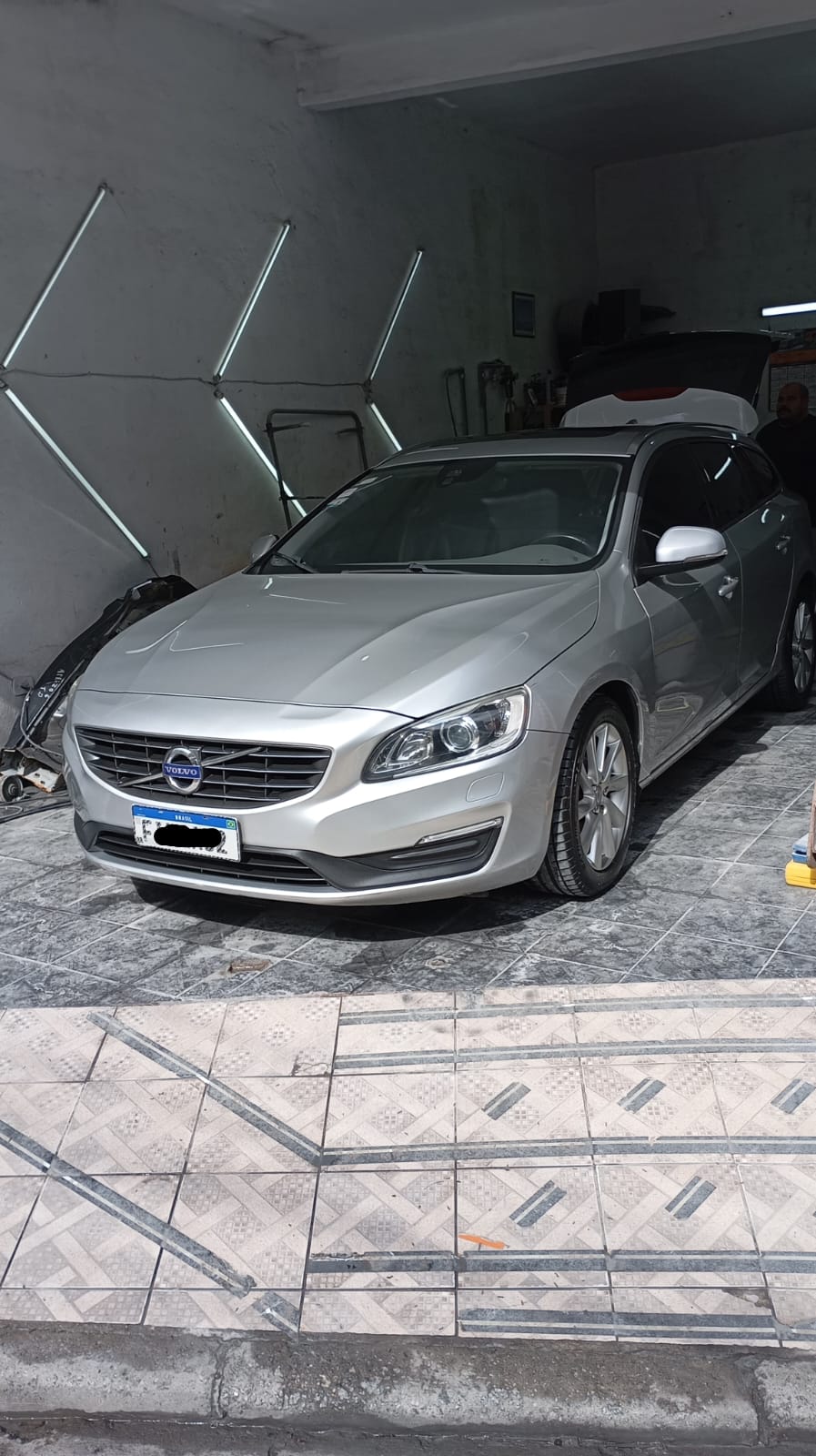 Volvo sedan após lavagem completa